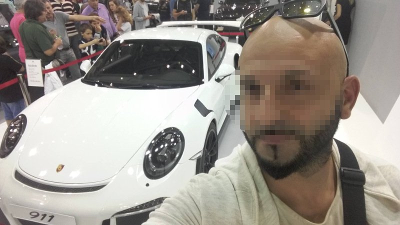Τραγικό παιχνίδι της μοίρας: Πόζαρε με Porsche ίδια με αυτή που σκότωσε την οικογένειά του [εικόνα] | iefimerida.gr 0