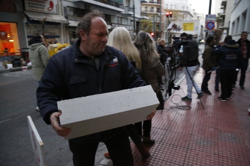 Εχτισαν την είσοδο του υπουργείου Υγείας οι εργαζόμενοι στα νοσοκομεία της Αττικής [εικόνες] | iefimerida.gr 3