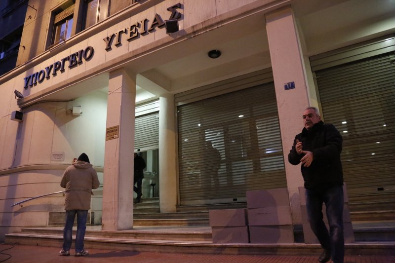 Εχτισαν την είσοδο του υπουργείου Υγείας οι εργαζόμενοι στα νοσοκομεία της Αττικής [εικόνες] | iefimerida.gr 1