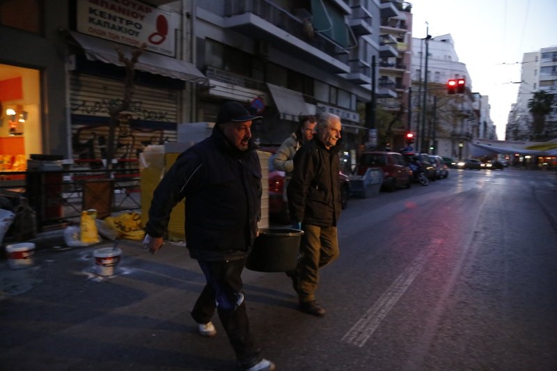 Εχτισαν την είσοδο του υπουργείου Υγείας οι εργαζόμενοι στα νοσοκομεία της Αττικής [εικόνες] | iefimerida.gr 2