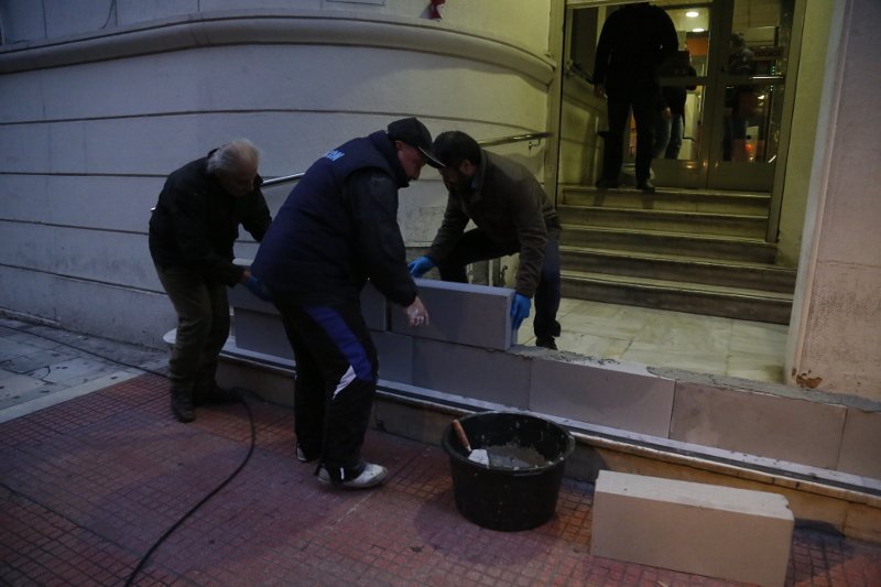 Εχτισαν την είσοδο του υπουργείου Υγείας οι εργαζόμενοι στα νοσοκομεία της Αττικής [εικόνες] | iefimerida.gr 4