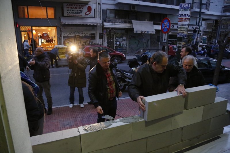 Εχτισαν την είσοδο του υπουργείου Υγείας οι εργαζόμενοι στα νοσοκομεία της Αττικής [εικόνες] | iefimerida.gr 5