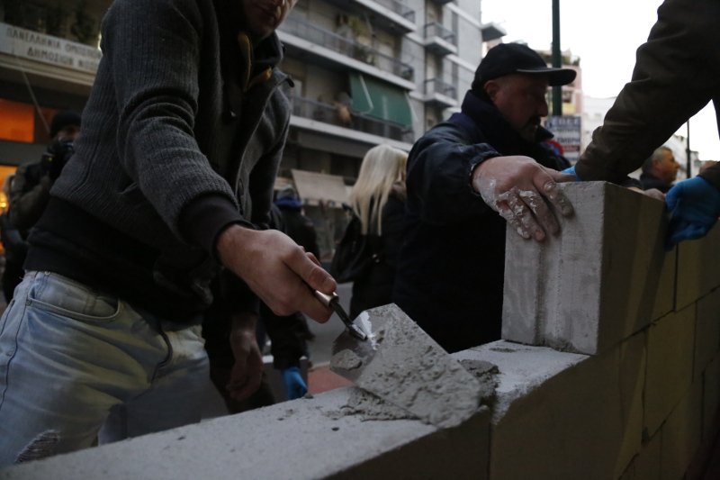 Εχτισαν την είσοδο του υπουργείου Υγείας οι εργαζόμενοι στα νοσοκομεία της Αττικής [εικόνες] | iefimerida.gr 6