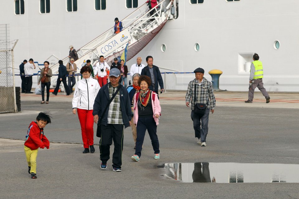 Απόβαση Κινέζων τουριστών στο Ηράκλειο -Ηπιαν τσικουδιά και χόρεψαν πεντοζάλη [εικόνες] | iefimerida.gr 9