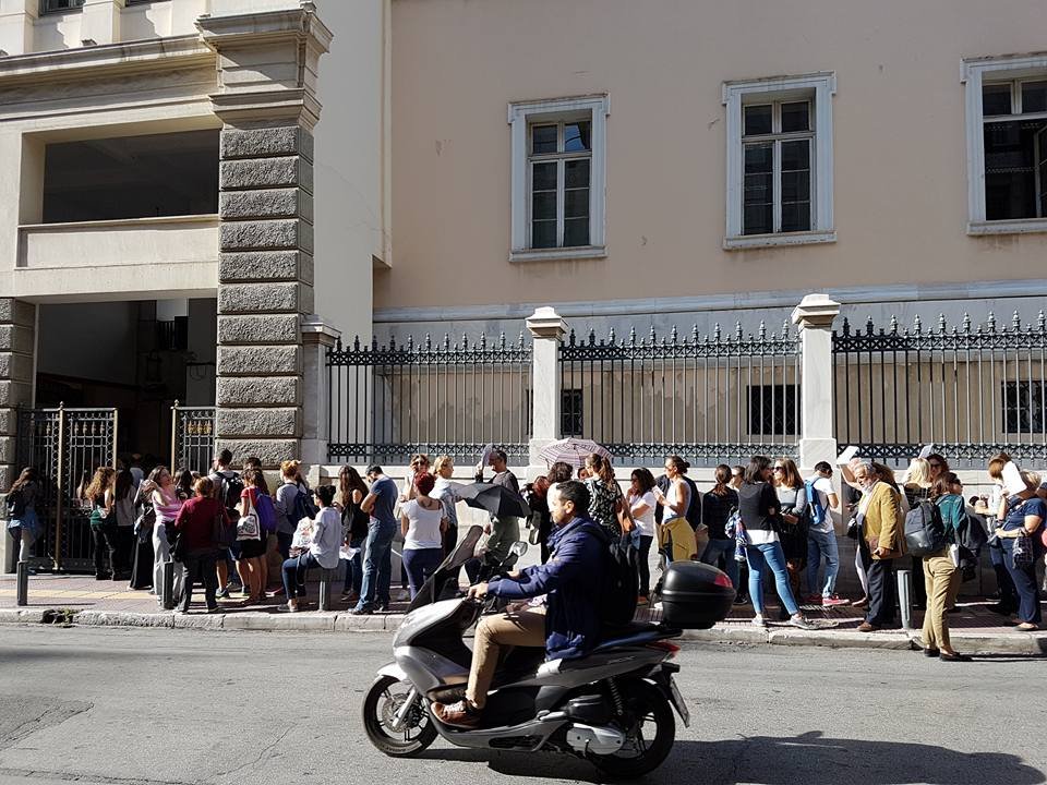 Η ουρά για τα εισιτήρια των 3 ευρώ στο Θέατρο Τέχνης έπιανε όλο το τετράγωνο [εικόνες]  | iefimerida.gr 6