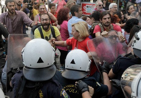 Εχασαν στον Αρειο Πάγο οι καθαρίστριες του ΥΠΟΙΚ -Υποδέχθηκαν την απόφαση με κλάματα [εικόνες] | iefimerida.gr 1