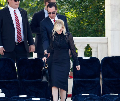 Τρίτο στεφάνι για τον υπουργό Οικονομικών του Τραμπ -Παντρεύεται Σκωτσέζα ηθοποιό [εικόνες] | iefimerida.gr 0