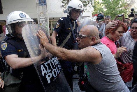 Εχασαν στον Αρειο Πάγο οι καθαρίστριες του ΥΠΟΙΚ -Υποδέχθηκαν την απόφαση με κλάματα [εικόνες] | iefimerida.gr 2