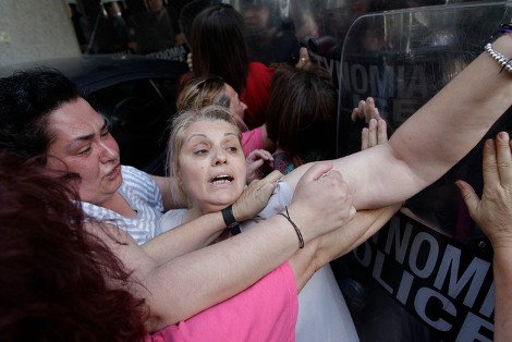 Εχασαν στον Αρειο Πάγο οι καθαρίστριες του ΥΠΟΙΚ -Υποδέχθηκαν την απόφαση με κλάματα [εικόνες] | iefimerida.gr 3