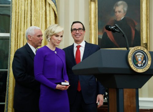 Τρίτο στεφάνι για τον υπουργό Οικονομικών του Τραμπ -Παντρεύεται Σκωτσέζα ηθοποιό [εικόνες] | iefimerida.gr 2