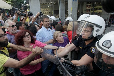 Εχασαν στον Αρειο Πάγο οι καθαρίστριες του ΥΠΟΙΚ -Υποδέχθηκαν την απόφαση με κλάματα [εικόνες] | iefimerida.gr 0