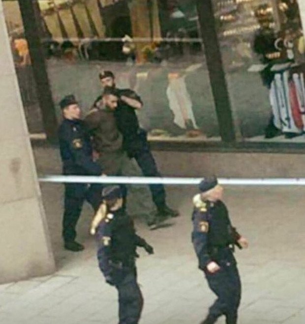 Η στιγμή των συλλήψεων των δύο υπόπτων για το τρομοκρατικό χτύπημα στη Σουηδία [εικόνες & βίντεο] | iefimerida.gr 0