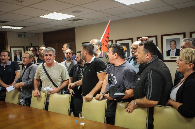 Περίπου 30 μέλη της ΑΔΕΔΥ μπήκαν στο γραφείου του Ευκλείδη Τσακαλώτου