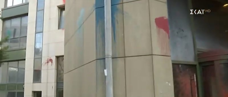 Καταδρομική επίθεση στο υπουργείο Περιβάλλοντος -Πέταξαν μπογιές [εικόνες] | iefimerida.gr 3