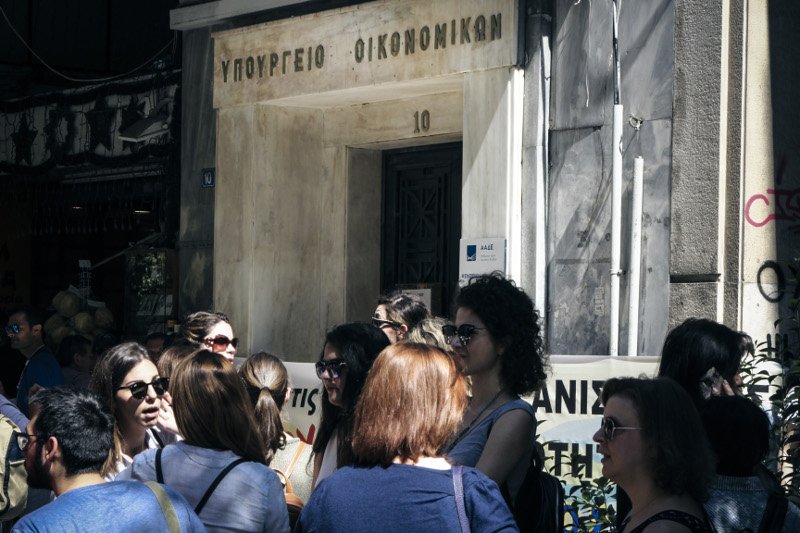 Εφοριακοί απέκλεισαν το ΥΠΟΙΚ -«Οχι στις μισθολογικές ανισότητες» [εικόνες] | iefimerida.gr 1