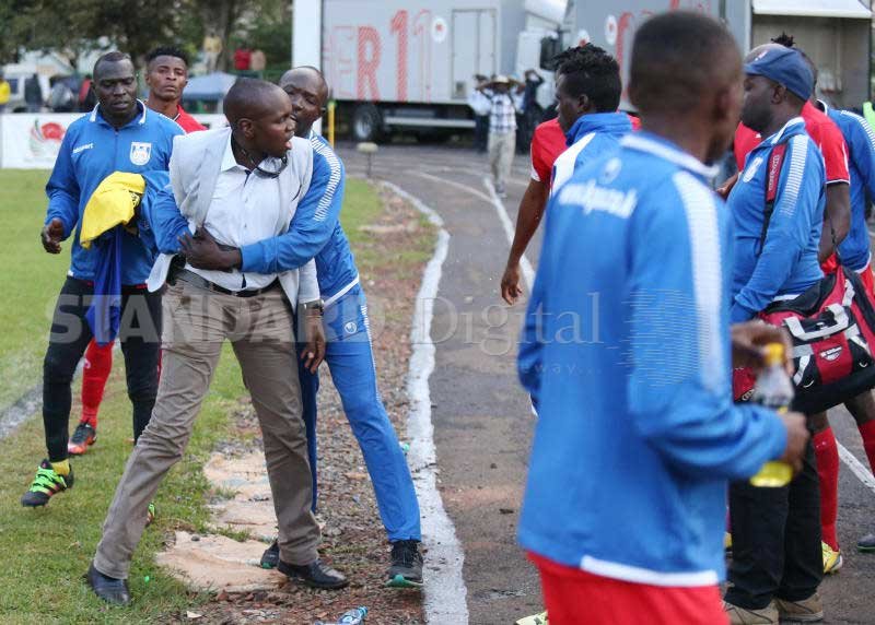 Kένυα: Ντου άνδρα στον αγωνιστικό χώρο με όπλο -Την ώρα ποδοσφαιρικού αγώνα [εικόνες] | iefimerida.gr 0