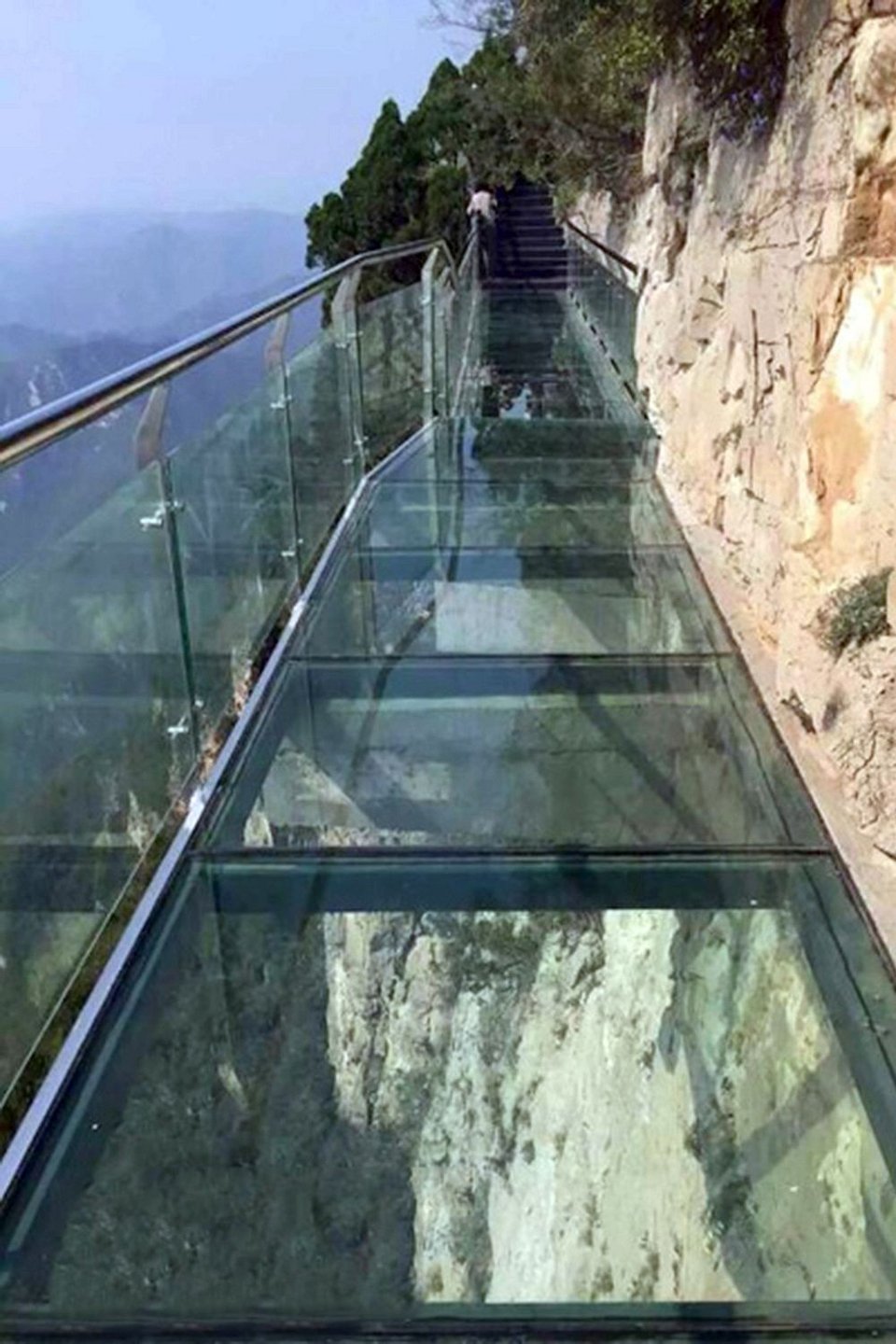 Τρόμος στα 1.000 μέτρα: Γυάλινο μονοπάτι ράγισε κάτω από τα πόδια τουρίστα [εικόνες] | iefimerida.gr 1