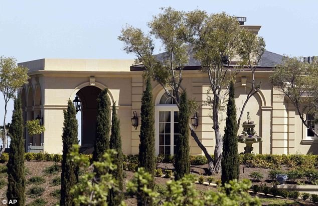 Γιούρι Μίλνερ, ο βαθύπλουτος Ρώσος που τρώει μόνο σολομό και ομελέτα για να μη χάνει χρόνο [εικόνες] | iefimerida.gr 6