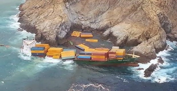 Εντυπωσιακή ανέλκυση ναυαγίου στη Μύκονο [εικόνες&βίντεο] | iefimerida.gr 0