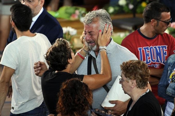 Σπαραγμός στις κηδείες των θυμάτων του φονικού σεισμού -Παρών και ο Ρέντσι [εικόνες] | iefimerida.gr 7