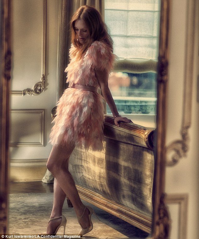 Η Τζούλιαν Μουρ σε εκρηκτική φωτογράφιση λέει ότι είναι μια κανονική γυναίκα [εικόνες & βίντεο] | iefimerida.gr 1