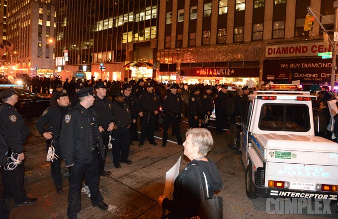 Νέα Υόρκη: Επεισόδια και συλλήψεις για την αθώωση αστυνομικού που στραγγάλισε Αφροαμερικανό [εικόνες & βίντεο] | iefimerida.gr 7