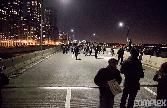 Νέα Υόρκη: Επεισόδια και συλλήψεις για την αθώωση αστυνομικού που στραγγάλισε Αφροαμερικανό [εικόνες & βίντεο] | iefimerida.gr 21