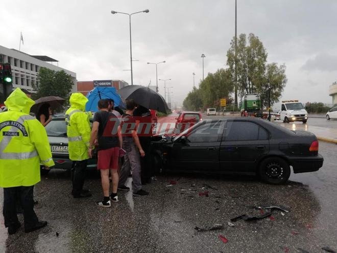 Πάτρα: Διπλή καραμπόλα με 6 οχήματα λόγω κακοκαιρίας [εικόνες & βίντεο] | iefimerida.gr 6