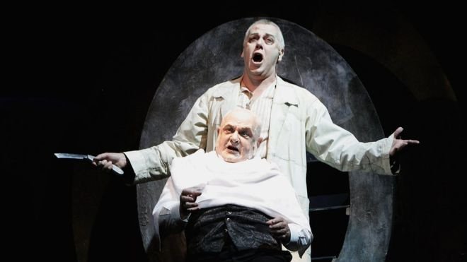 Τρόμος σε σχολική παράσταση -Μαθητές έκοψαν το λαιμό τους στο «Sweeney Todd» [εικόνες]   | iefimerida.gr 3