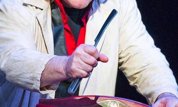 Τρόμος σε σχολική παράσταση -Μαθητές έκοψαν το λαιμό τους στο «Sweeney Todd» [εικόνες]   | iefimerida.gr 1