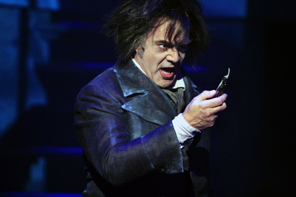 Τρόμος σε σχολική παράσταση -Μαθητές έκοψαν το λαιμό τους στο «Sweeney Todd» [εικόνες]   | iefimerida.gr 0