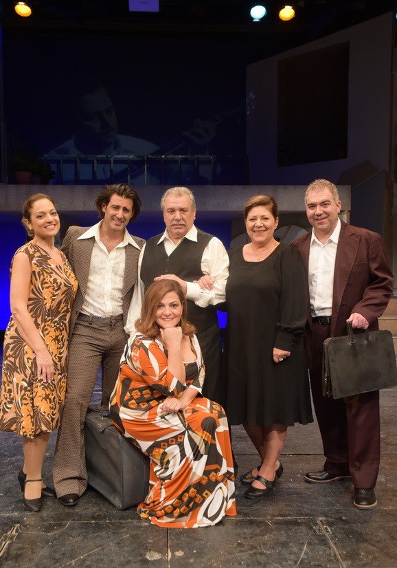 Ο Ζαμπέτας συναρπάζει στο θέατρο Αλίκη -«Συμμετέχει» μέσα από αυθεντικό οπτικό υλικό [εικόνες]  | iefimerida.gr 3