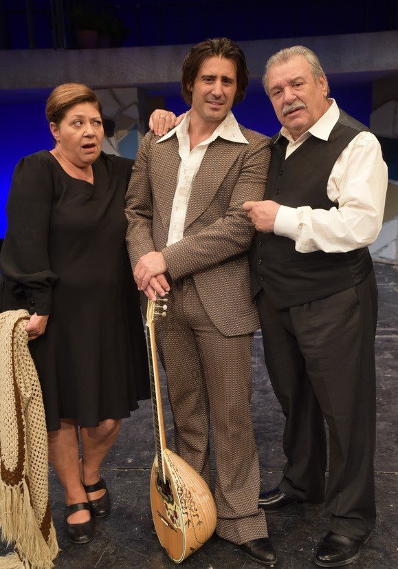 Ο Ζαμπέτας συναρπάζει στο θέατρο Αλίκη -«Συμμετέχει» μέσα από αυθεντικό οπτικό υλικό [εικόνες]  | iefimerida.gr 1