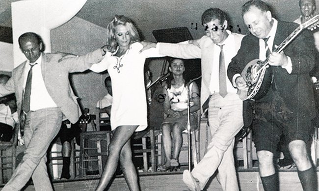 Πέθανε ο χορευτής που έμαθε συρτάκι τον Αντονι Κουίν | iefimerida.gr 0