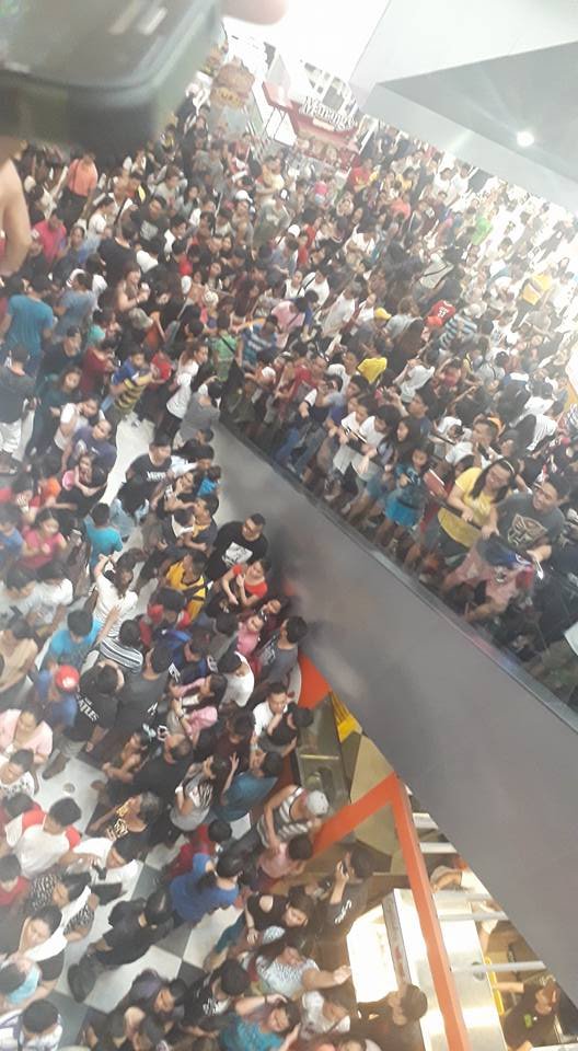 Στις Φιλιππίνες ποδοπατήθηκαν για μπέργκερ σε προσφορά -Εκανε 0,13 λεπτά [εικόνες] | iefimerida.gr 0