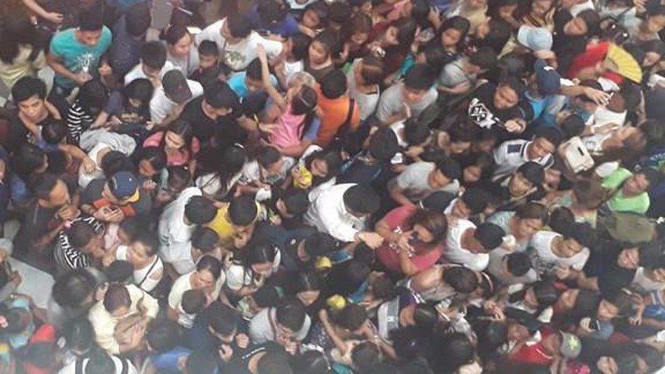 Στις Φιλιππίνες ποδοπατήθηκαν για μπέργκερ σε προσφορά -Εκανε 0,13 λεπτά [εικόνες] | iefimerida.gr 1