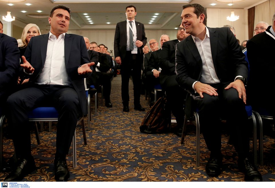 Αλέξης Τσίπρας και Ζόραν Ζάεφ συνομιλούν πριν ξεκινήσει το Φόρουμ στα Σκόπια