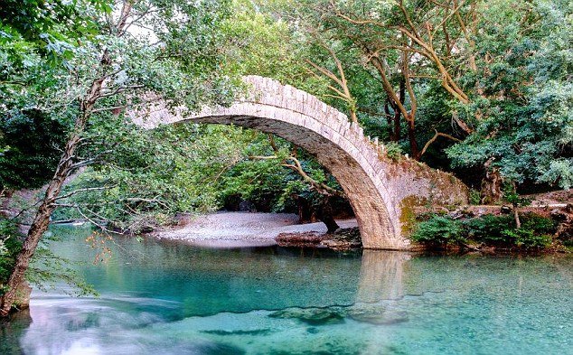 Υμνοι της Daily Mail στα Ζαγοροχώρια: Πηγαίνετε να δείτε τα γεφύρια, πριν «μολυνθούν» από τον τουρισμό [εικόνες & βίντεο] | iefimerida.gr 3