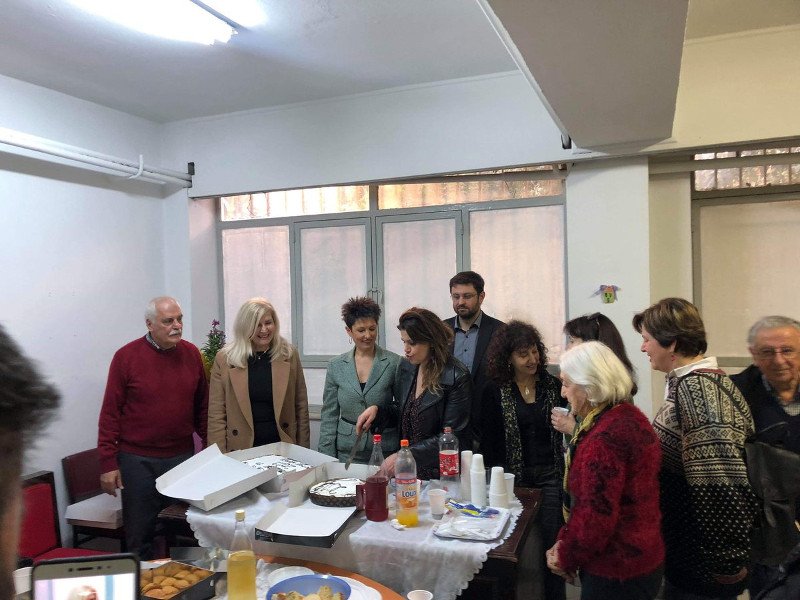 Ο διευθυντής της ΚΟ του ΣΥΡΙΖΑ Κώστας Ζαχαριάδης και η βουλευτής Αννέτα Καβαδία με μέλη του κόμματος στην κοπή της πίτας στο Γαλάτσι / Φωτογραφία: Τwitter