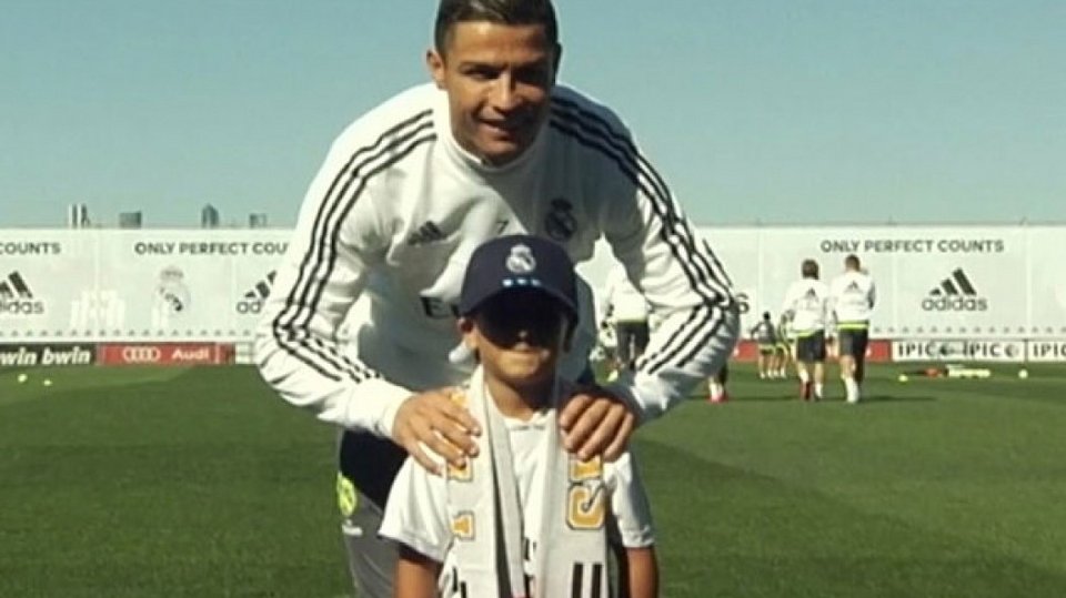 Ο μικρός Σύριος πρόσφυγας συνάντησε τον Κριστιάνο Ρονάλντο [εικόνες] | iefimerida.gr 4