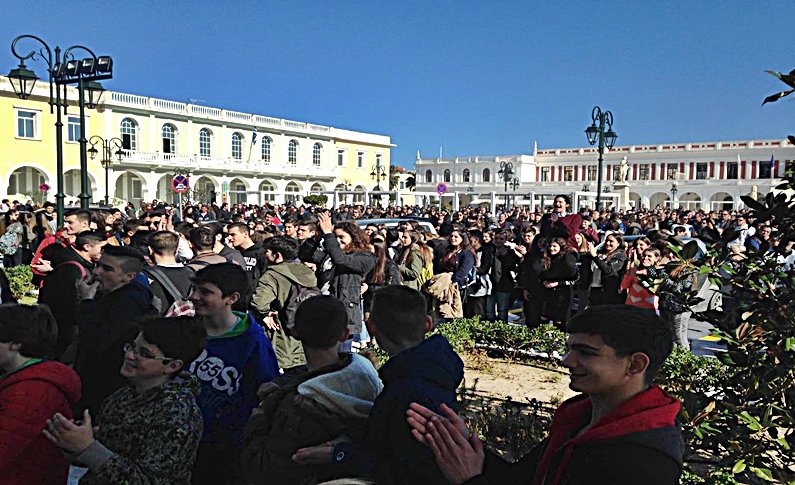 Ζακυνθινοί διαμαρτύρονται για τα σκουπίδια -Εσπασαν την πόρτα του δημαρχείου [εικόνες & βίντεο]  | iefimerida.gr 1