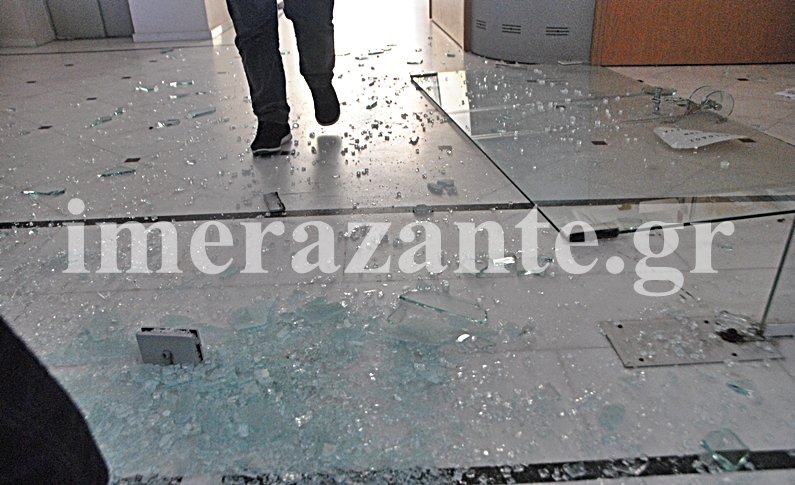 Ζακυνθινοί διαμαρτύρονται για τα σκουπίδια -Εσπασαν την πόρτα του δημαρχείου [εικόνες & βίντεο]  | iefimerida.gr 0