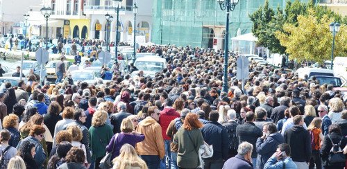 Στους δρόμους οι Ζακυνθινοί -Τους έχουν «πνίξει» τα σκουπίδια [εικόνες & βίντεο] | iefimerida.gr 0