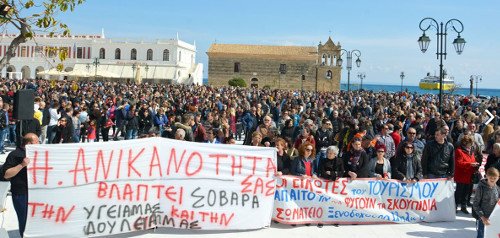 Στους δρόμους οι Ζακυνθινοί -Τους έχουν «πνίξει» τα σκουπίδια [εικόνες & βίντεο] | iefimerida.gr 3