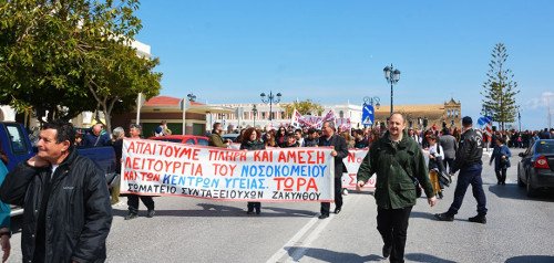 Στους δρόμους οι Ζακυνθινοί -Τους έχουν «πνίξει» τα σκουπίδια [εικόνες & βίντεο] | iefimerida.gr 5
