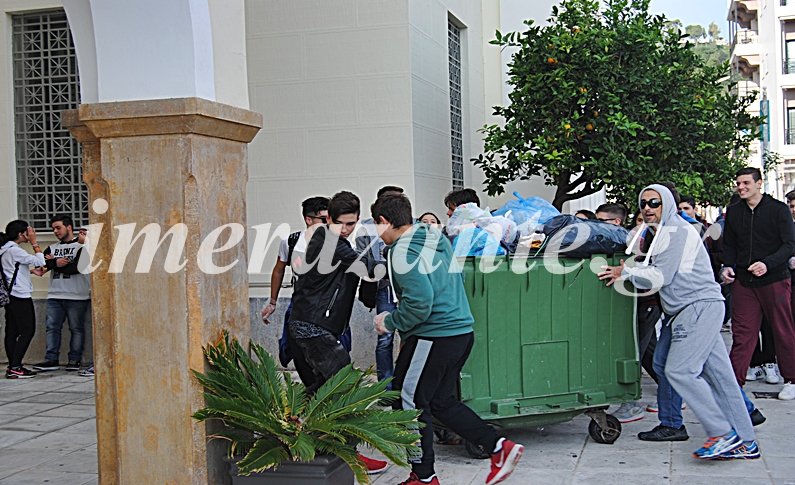 Ζάκυνθος: Αγανακτισμένοι πολίτες απέκλεισαν το δημαρχείο με σκουπίδια [εικόνες & βίντεο] | iefimerida.gr 0