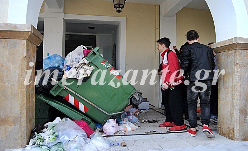 Ζάκυνθος: Αγανακτισμένοι πολίτες απέκλεισαν το δημαρχείο με σκουπίδια [εικόνες & βίντεο] | iefimerida.gr 1