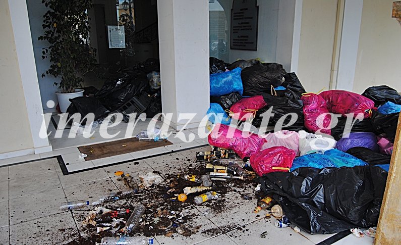 Ζάκυνθος: Αγανακτισμένοι πολίτες απέκλεισαν το δημαρχείο με σκουπίδια [εικόνες & βίντεο] | iefimerida.gr 2