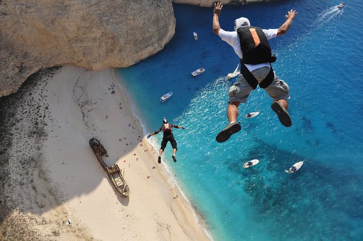 Ελεύθερη πτώση πάνω απ' το «Ναυάγιο» κι άλλες 14 μαγευτικές φωτογραφίες | iefimerida.gr 0