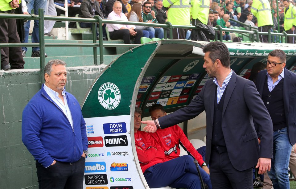 Το «αυστηρό» βλέμμα του Ζαμάνη στον Ουζουνίδη - Αρνήθηκε τη χειραψία [εικόνες] | iefimerida.gr 1